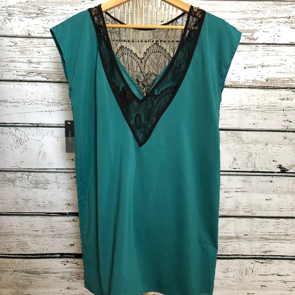 V neck top with black lace detail. Deep V in back - Picture 3 of 8